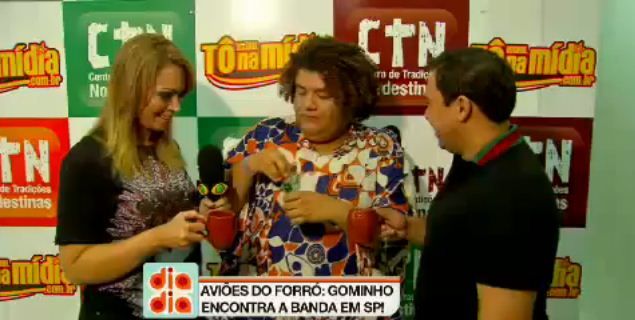 Gominho bate papo com os integrantes do Aviões do Forró