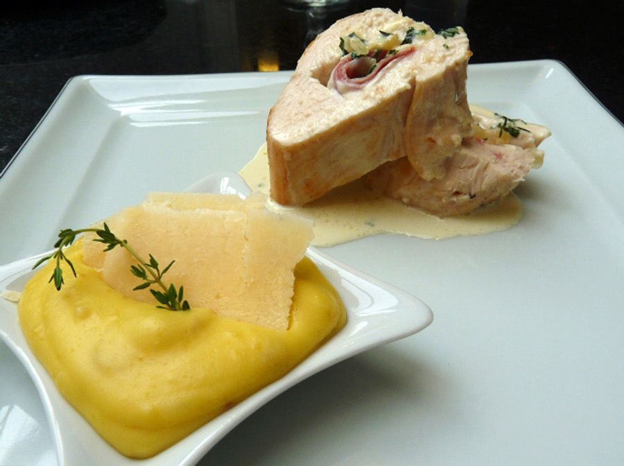 Supremo de frango recheado ao molho de manjericão com polenta