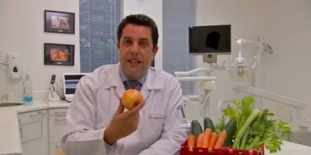 Conheça alimentos que também ajudam na saúde bucal