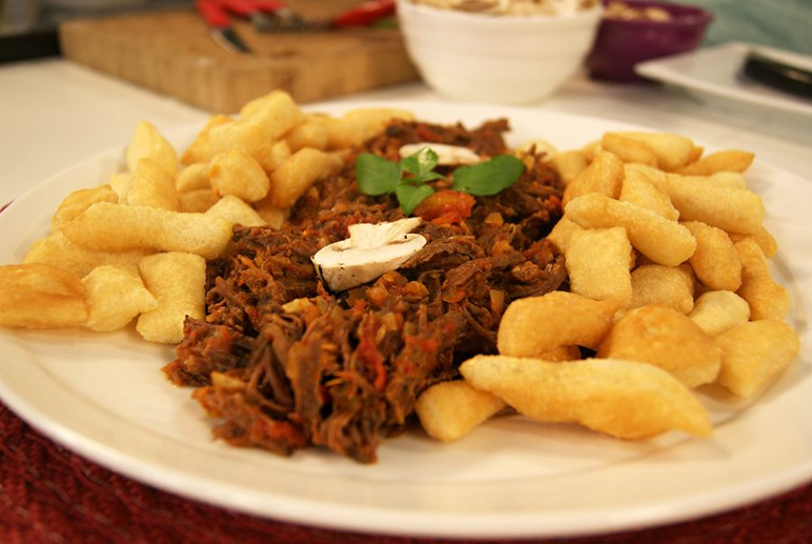 Macarrão Frito ao Molho de Carne de Panela