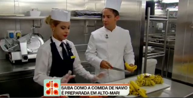 Conheça a rotina agitada dos cozinheiros de um navio