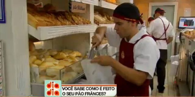 Conheça a rotina de uma padaria