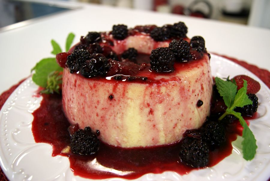 Pudim de Chocolate Branco com Frutas Vermelhas