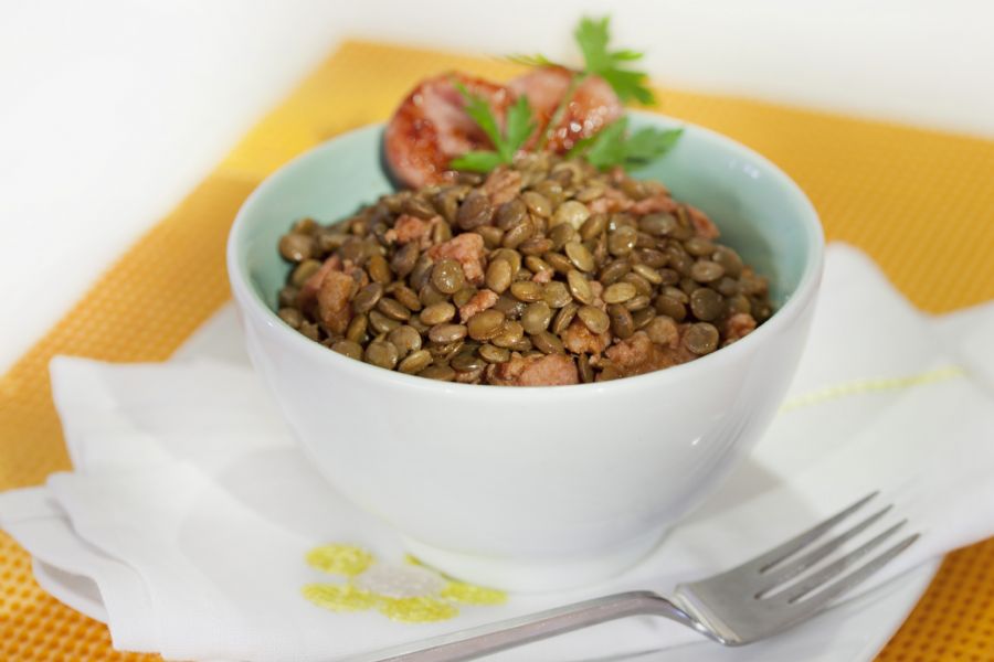 Salada de lentilha com linguiça para começar bem o Ano Novo