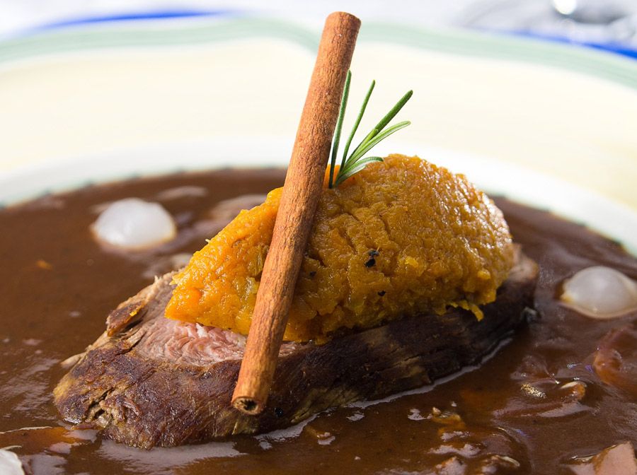 Rosbife de mignón ao molho madeira com cogumelos de paris e mini cebolas