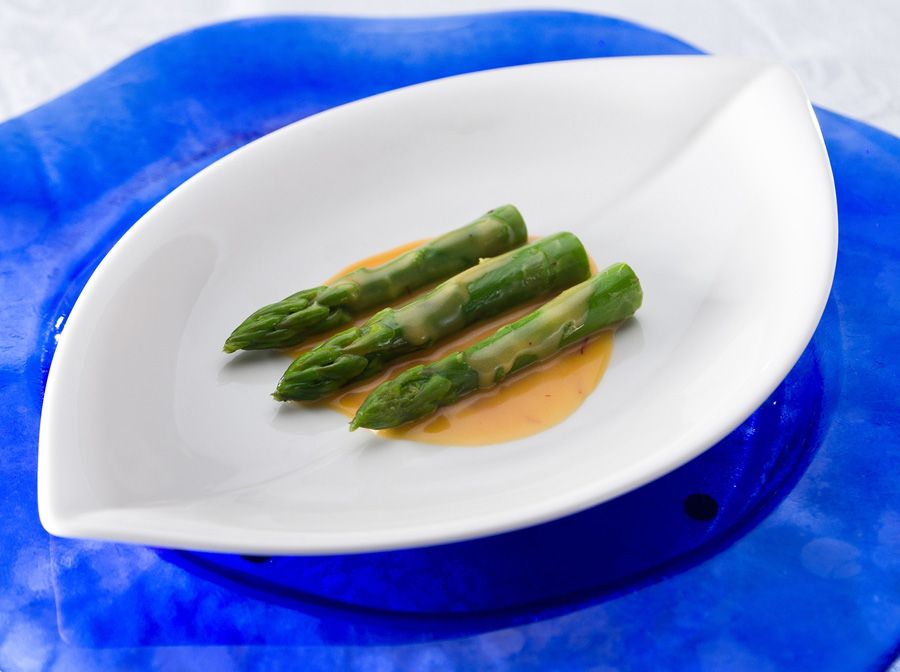 Salada de aspargos com molho a base de mel, mostarda dijon e pistilos de açafrão