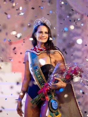 Larissa Costa ao receber o título de Miss Brasil 2009