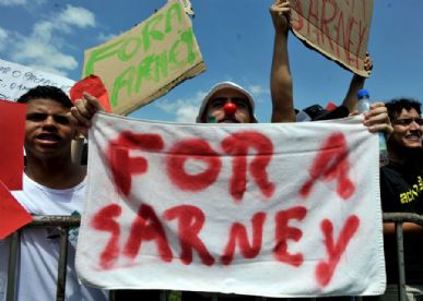 Jovens fazem protesto contra Sarney em Brasília