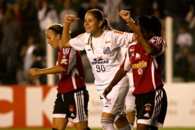 Erika comemora um de seus gols na vitória de 11 a 0 sobre o Caracas