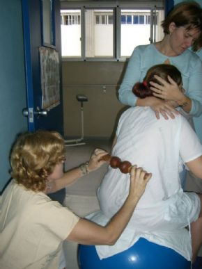 Enfermeira da maternidade do Hospital Universitário da UFSC faz massagem em gestante para aliviar as dores físicas antes de parto normal