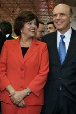 Os presidenciáveis Dilma e Serra trocam afagos em evento em São Paulo