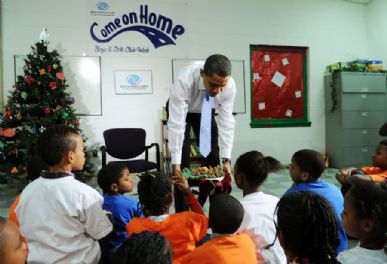 Obama com as crianças no Boys and Girls Club