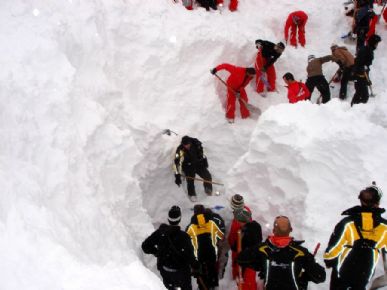 Dois corpos foram encontrados pelas equipes de resgate a 6 metros de neve