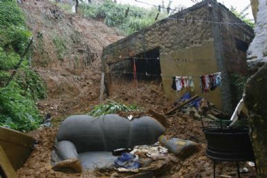 Deslizamento de terra na rua Jaqueira do Carneiro, em Salvador 