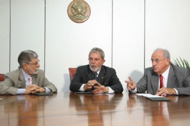 Lula se reúne com o chanceler Celso Amorim (E) e o ministro da Defesa, Nelson Jobim, para avaliar ajuda