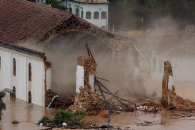 Igreja Matriz de São Luís de Toloza ruindo ao ser atingida pelas águas em São Luís do Paraitinga