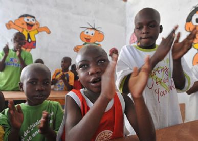 Crianças do Orfanato Fondation Blessing Hands, erguido pela companhia de Força de Paz Haiti, com as doações dos engenheiros brasileiros