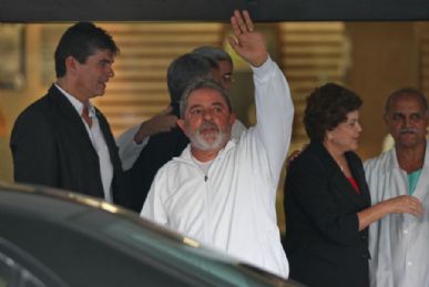 Lula deixa hospital e acena para os jornalistas e dizendo estar bem