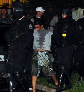 O vigilante 
Rodrigo Luciano Luz, de 32 anos, é levado pela polícia