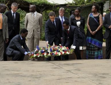 Nicolas Sarkozy (C), o ministro das Relações Exteriores francês Bernard Kouchner (4ºD) e chanceler de Ruanda Louise Mushikiwabo (3ºD)