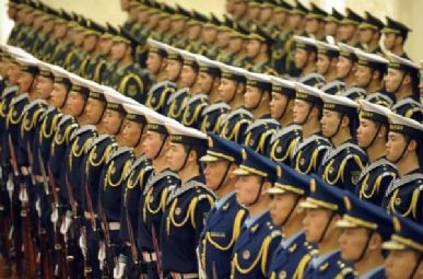 Militares chineses na chegada do presidente da Zâmbia, Rupiah Banda, a Pequim