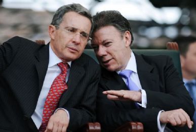 Uribe e o ministro da Defesa, Juan Manuel Santos (D)