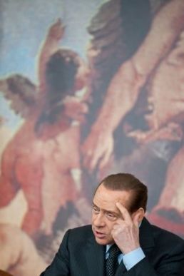 Oo premier italiano, Silvio Berlusconi, durante conferência