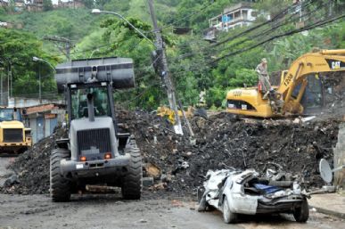 Cerca de 50  casas foram soterradas na noite de ontem em Niterói, RJ