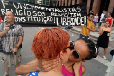 Igreja diz que união entre gays altera ordem pública da sociedade argentina