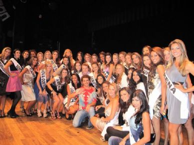 Candidatas a  Miss São Paulo com o repórter Felipe Andreoli