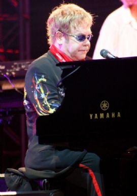 Elton John alegra fãs enquanto faz caridade no México
