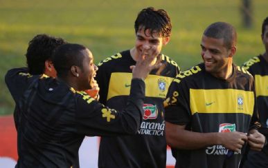 Kaká (centro) se diverte durante treino com Robinho e Felipe Melo: meia finalmente pisou no gramado