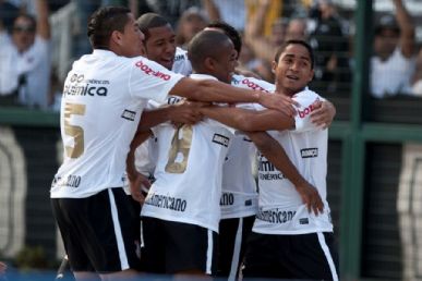Jogadores corintianos comemoram um de seus quatro gols na partida