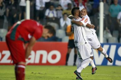 André e Madson comemoram o quarto gol do Santos, para triste de Prass (à esq.)