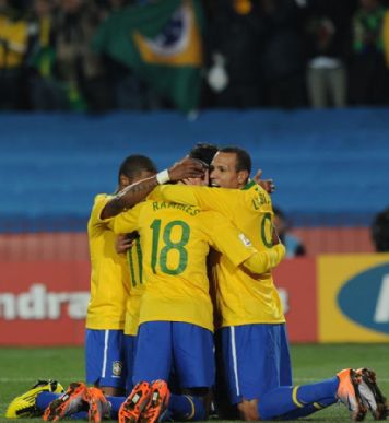 Jogadores do Brasil comemoram gol de Robinho na vitória sobre Chile