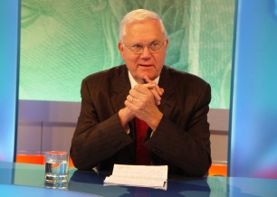 O jornalista Joelmir Beting apresenta o programa de debates e entrevistas Canal Livre