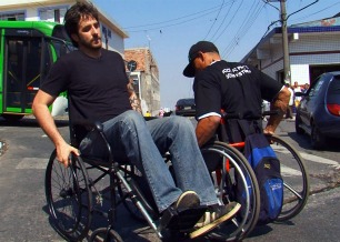 Rafinha Bastos sente na pele os obstáculos que atrapalham a vida dos deficientes físicos