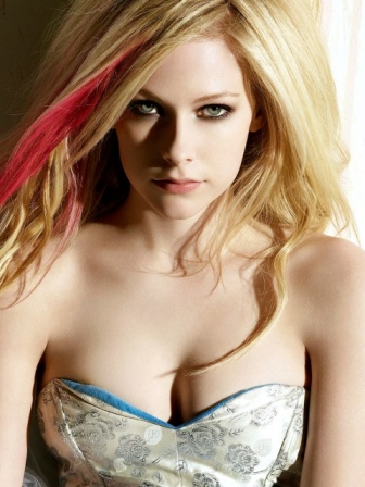 Avril Lavigne pretende deixar cada vez mais de lado sua fama teen