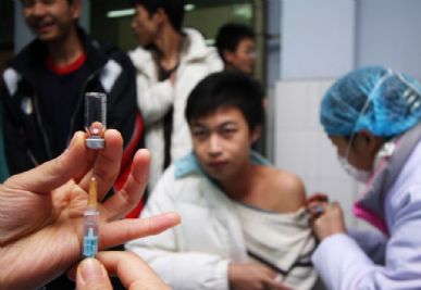 Estudante chinês recebe vacina na cidade de Chongiqng, no sul do país Foto: AFP