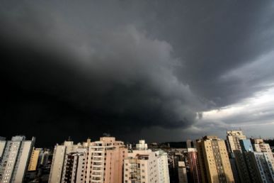 Devem ocorrer pancadas de chuva nesta tarde Foto: Guilherme Lara Campos/AE