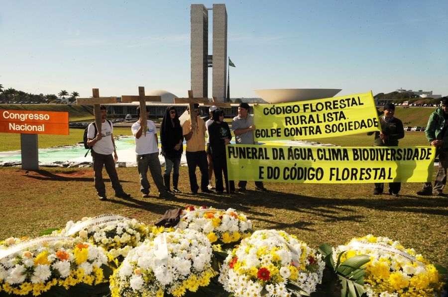 Manifestantes colocaram faixas e protestaram contra as mudan�as no C�digo Florestal
