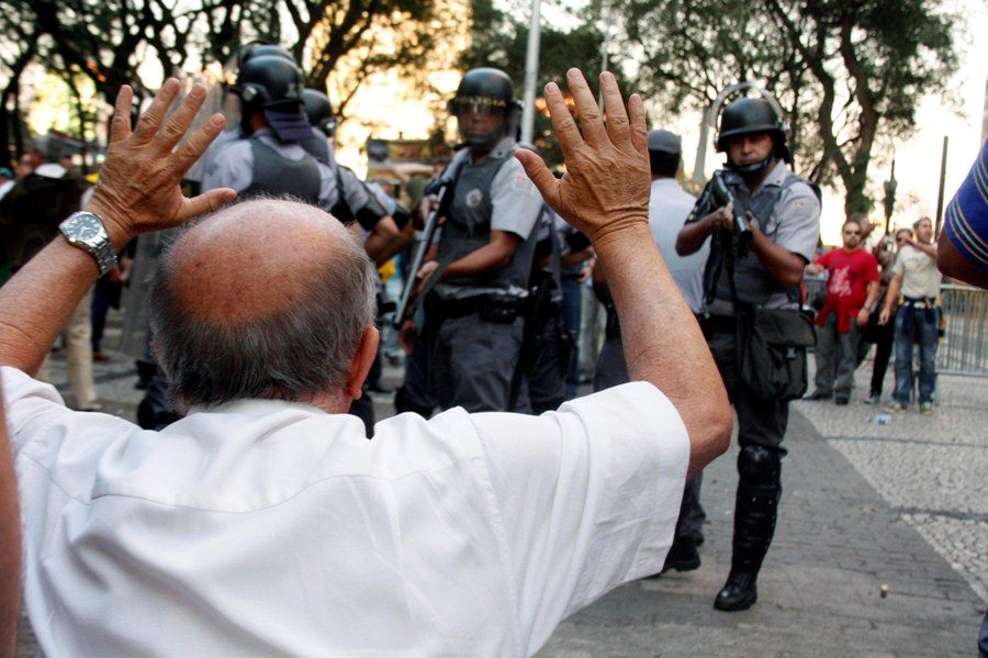 Confronto entre grevistas do judiciário e policiais militares na tarde