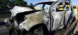 MG: carro pega fogo após colisão em rodovia