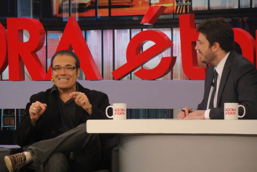Gentili entrevista o chargista Maurício Ricardo no 