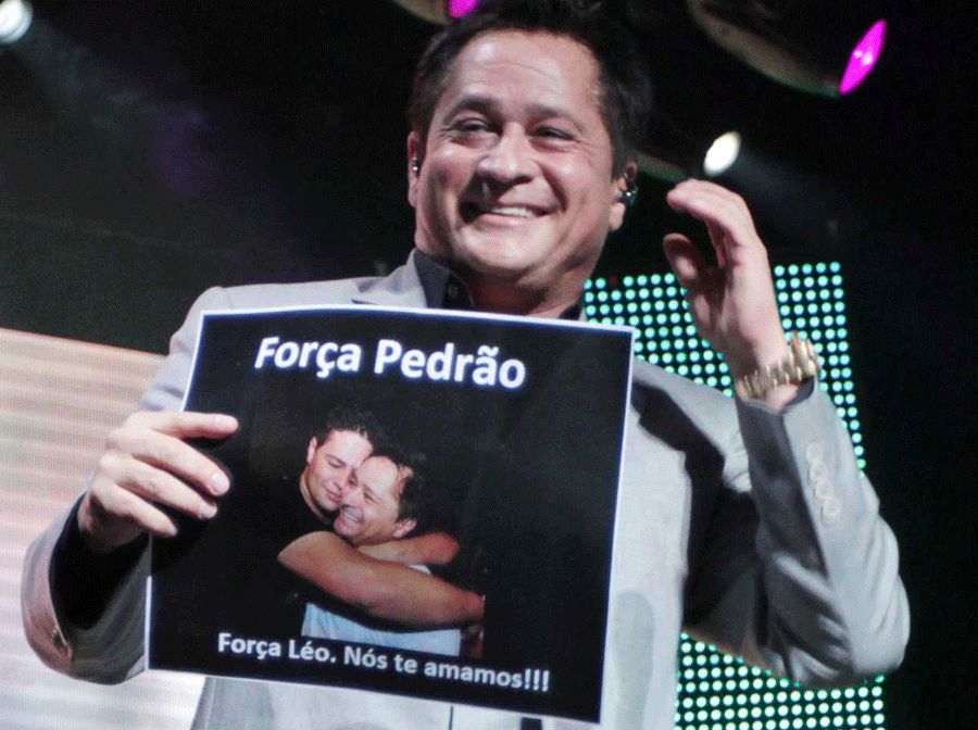 Leonardo mostra foto com o filho / Orlando Oliveira/AgNews