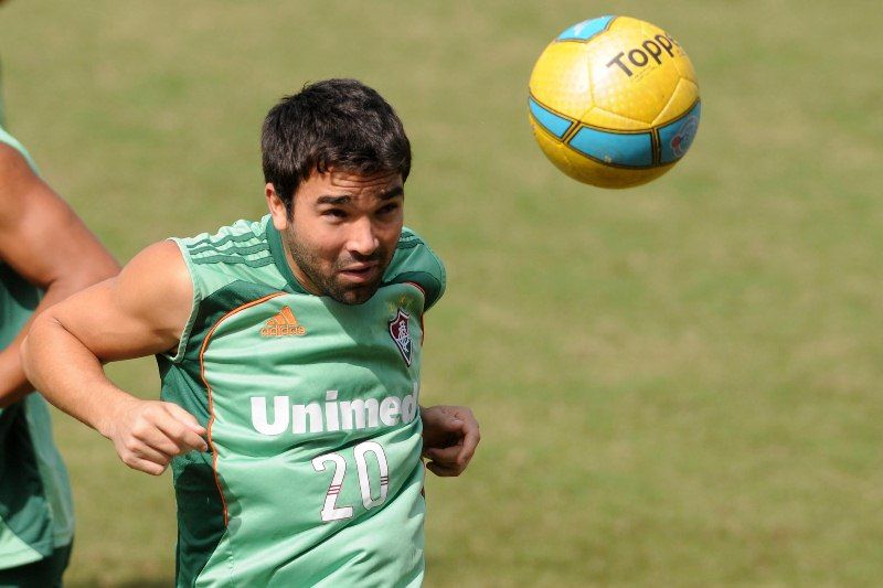 Deco sai mais cedo do treino, mas joga contra o Botafogo