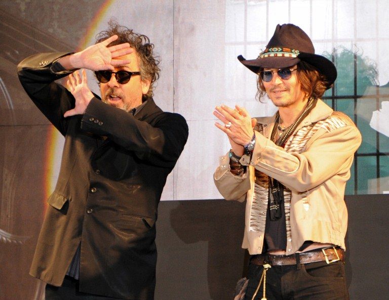 Johnny Depp e Tim Burton são recebidos por fãs no Japão 