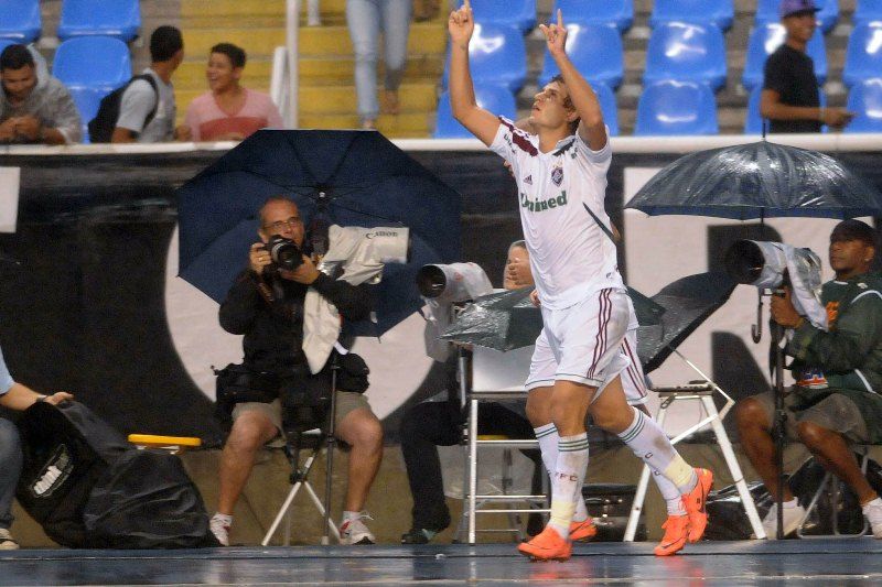 Juiz brinca com Rafael Moura e exibe bola da final na internet