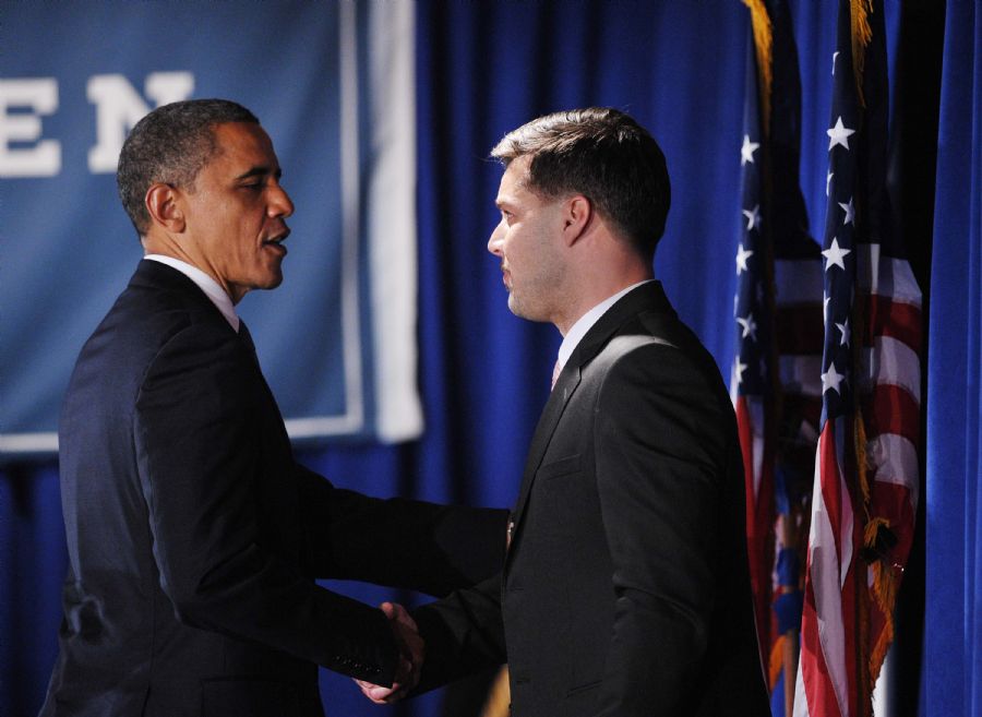 Obama e Ricky Martin trocam aperto de mão durante comício / Mandel Ngan / AFP