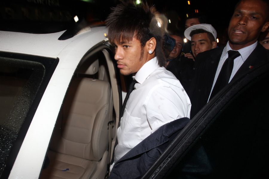 Neymar tem brinco roubado na porta da festa do Paulistão 